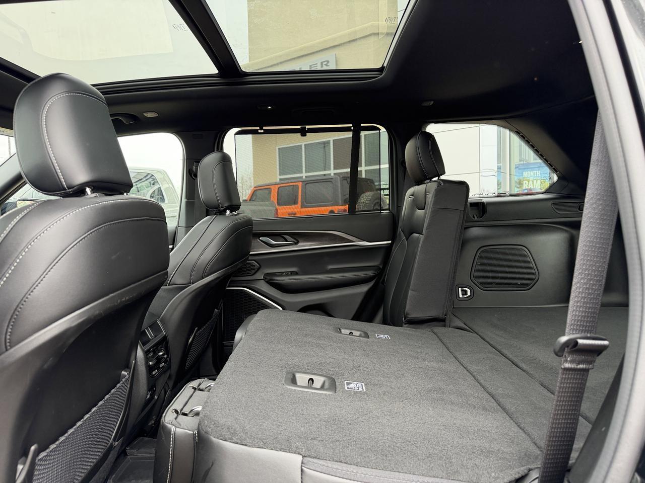 2025 Jeep Grand Cherokee Limited 4x4 | V6 | Luxury Tech | Pano Sunroof | NAV | Backup Camera I Black Package I Heated Seats Redwater AB