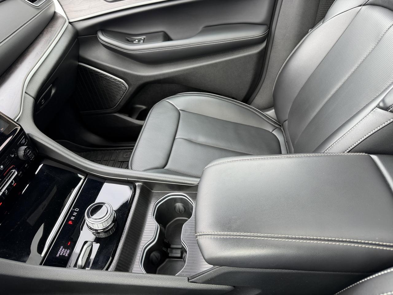 2025 Jeep Grand Cherokee Limited 4x4 | V6 | Luxury Tech | Pano Sunroof | NAV | Backup Camera I Black Package I Heated Seats Redwater AB