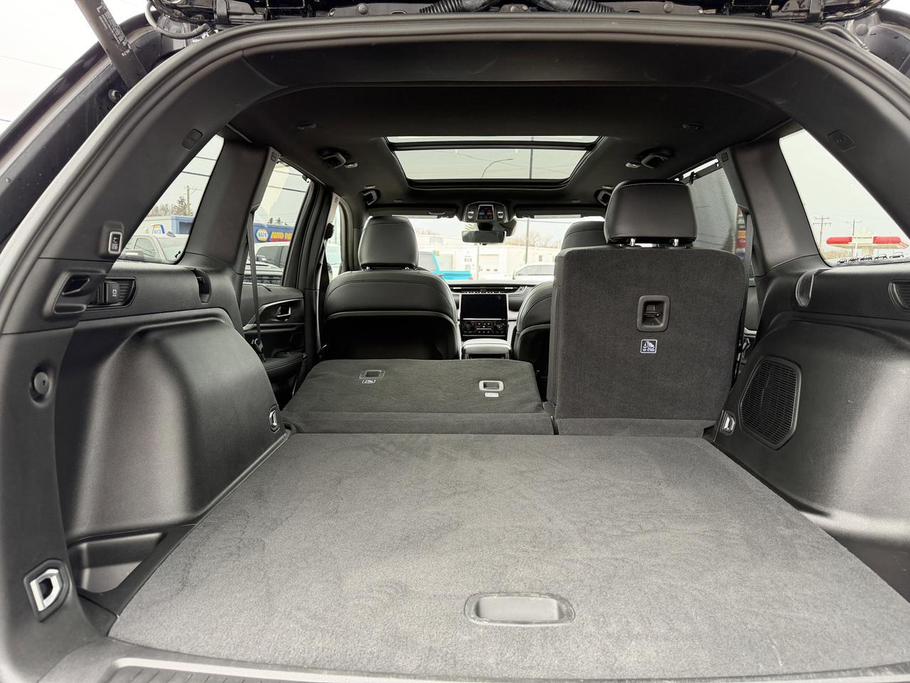 2025 Jeep Grand Cherokee Limited 4x4 | V6 | Luxury Tech | Pano Sunroof | NAV | Backup Camera I Black Package I Heated Seats Redwater AB