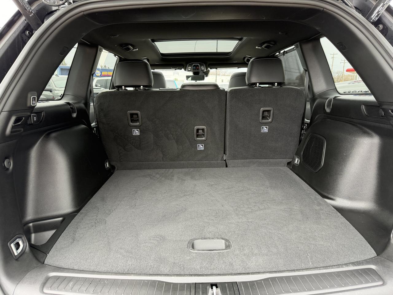 2025 Jeep Grand Cherokee Limited 4x4 | V6 | Luxury Tech | Pano Sunroof | NAV | Backup Camera I Black Package I Heated Seats Redwater AB