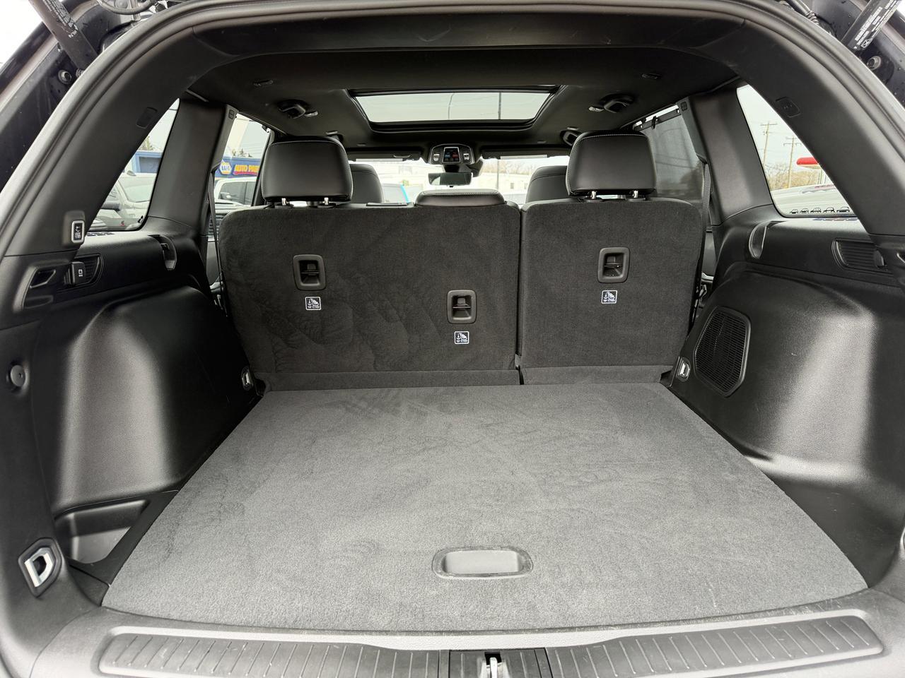 2025 Jeep Grand Cherokee Limited 4x4 | V6 | Luxury Tech | Pano Sunroof | NAV | Backup Camera I Black Package I Heated Seats Redwater AB