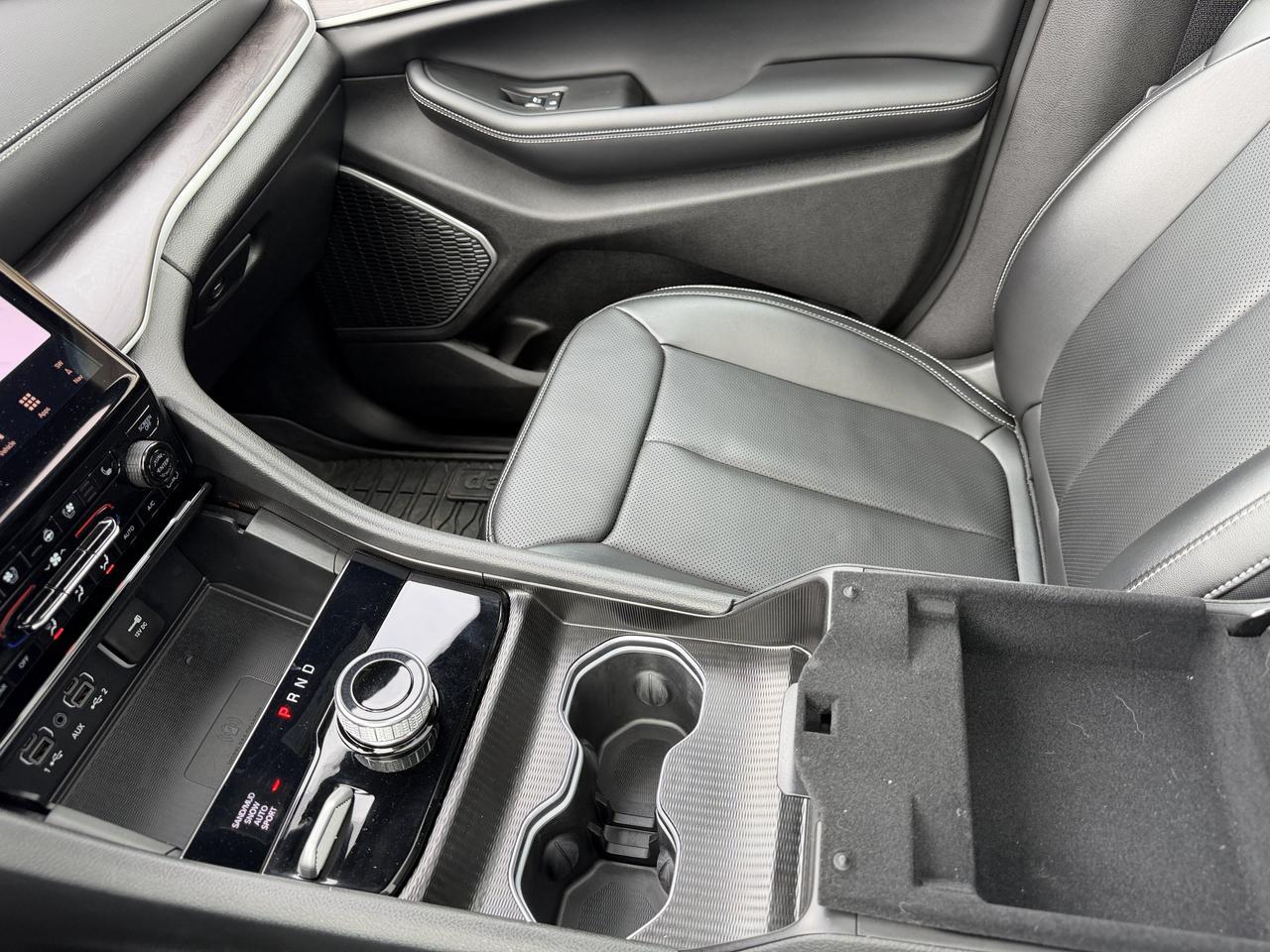 2025 Jeep Grand Cherokee Limited 4x4 | V6 | Luxury Tech | Pano Sunroof | NAV | Backup Camera I Black Package I Heated Seats Redwater AB
