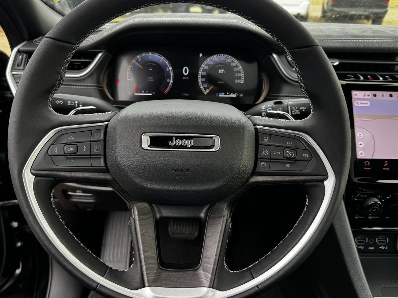 2025 Jeep Grand Cherokee Limited 4x4 | V6 | Luxury Tech | Pano Sunroof | NAV | Backup Camera I Black Package I Heated Seats Redwater AB