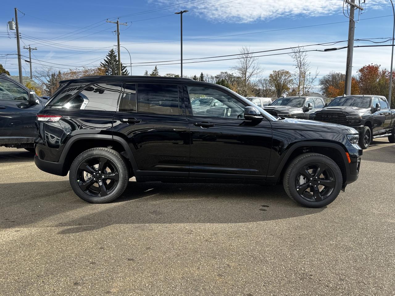 2025 Jeep Grand Cherokee Limited 4x4 | V6 | Luxury Tech | Pano Sunroof | NAV | Backup Camera I Black Package I Heated Seats Redwater AB