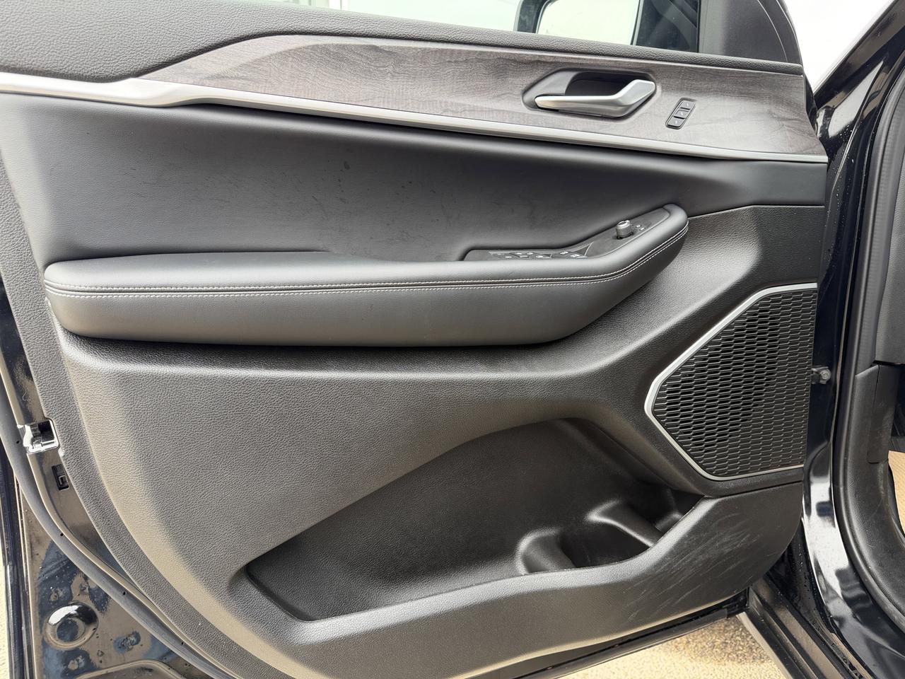 2025 Jeep Grand Cherokee Limited 4x4 | V6 | Luxury Tech | Pano Sunroof | NAV | Backup Camera I Black Package I Heated Seats Redwater AB