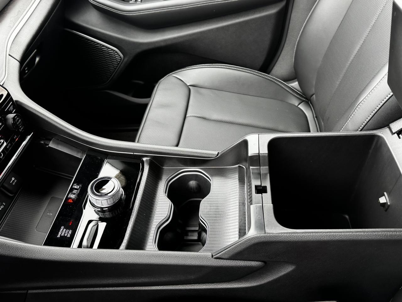 2025 Jeep Grand Cherokee Limited 4x4 | V6 | Luxury Tech | Pano Sunroof | NAV | Backup Camera I Black Package I Heated Seats Redwater AB