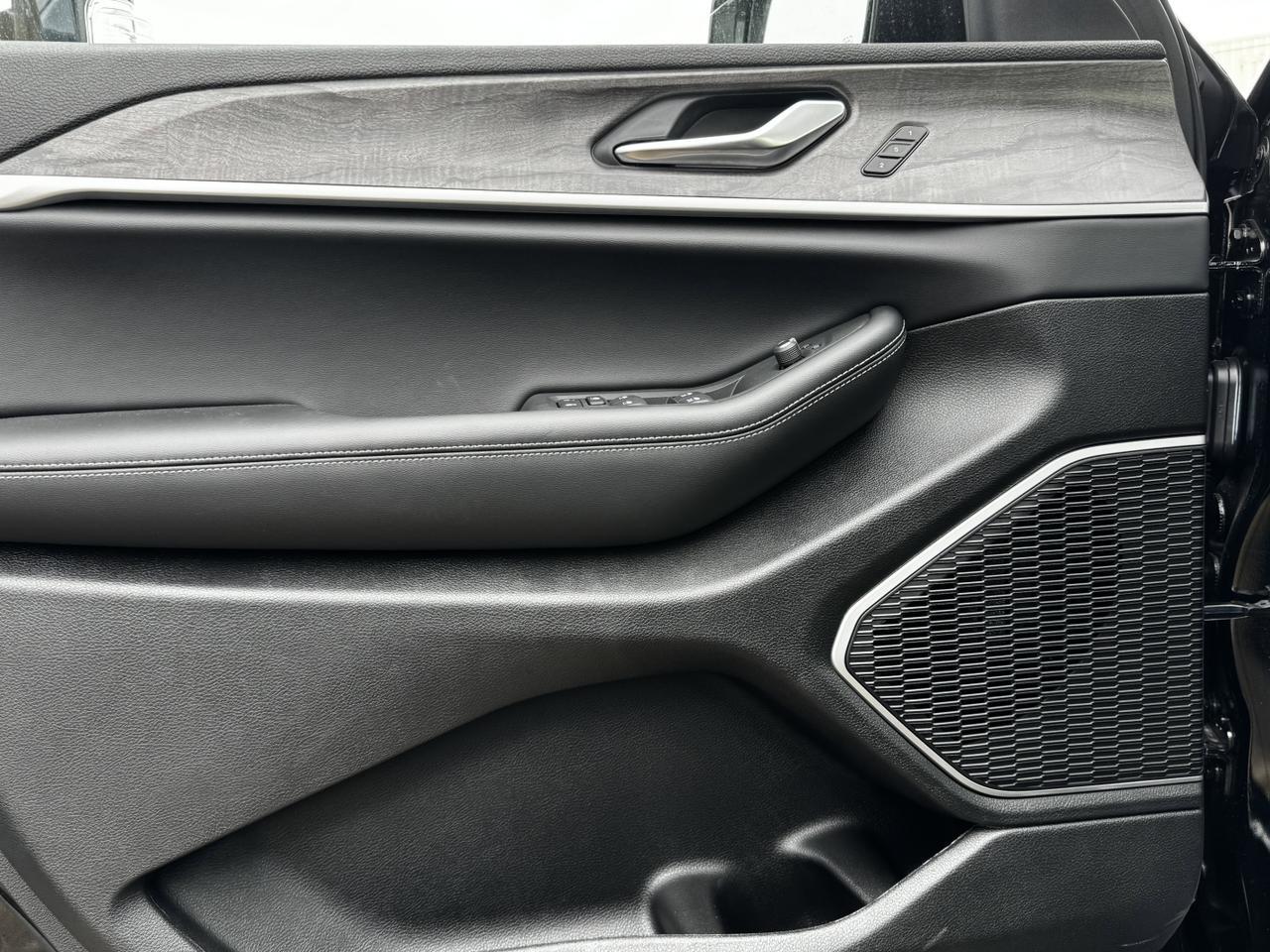 2025 Jeep Grand Cherokee Limited 4x4 | V6 | Luxury Tech | Pano Sunroof | NAV | Backup Camera I Black Package I Heated Seats Redwater AB