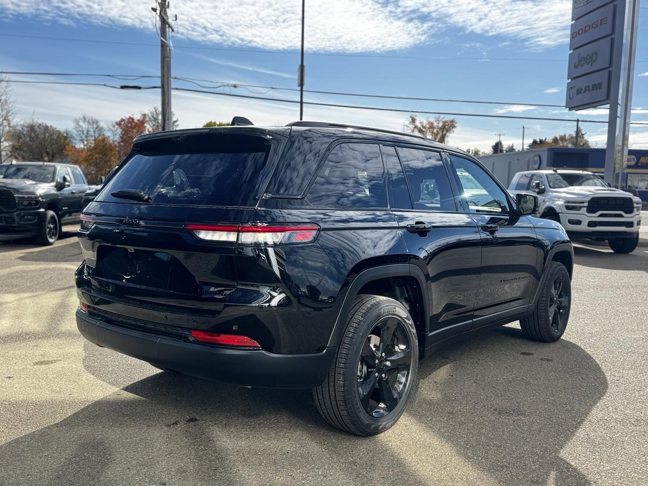 2025 Jeep Grand Cherokee Limited 4x4 | V6 | Luxury Tech | Pano Sunroof | NAV | Backup Camera Redwater AB