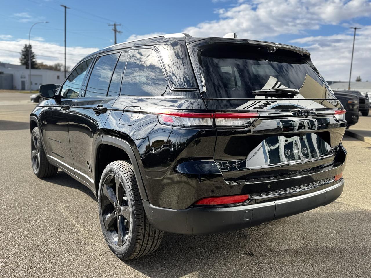 2025 Jeep Grand Cherokee Limited 4x4 | V6 | Luxury Tech | Pano Sunroof | NAV | Backup Camera Redwater AB