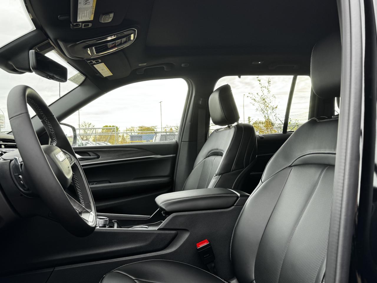 2025 Jeep Grand Cherokee Limited 4x4 | V6 | Luxury Tech | Pano Sunroof | NAV | Backup Camera Redwater AB