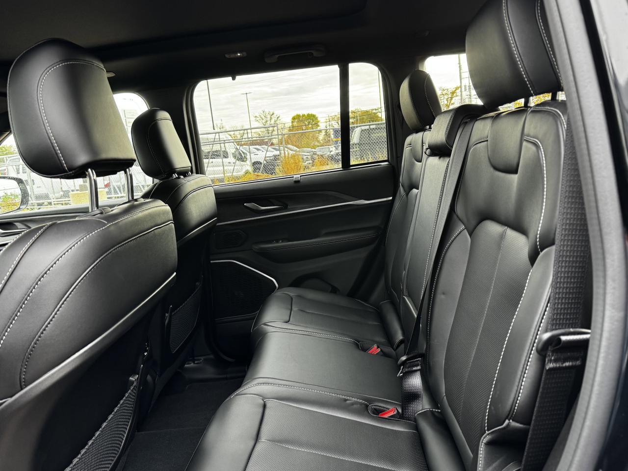 2025 Jeep Grand Cherokee Limited 4x4 | V6 | Luxury Tech | Pano Sunroof | NAV | Backup Camera Redwater AB