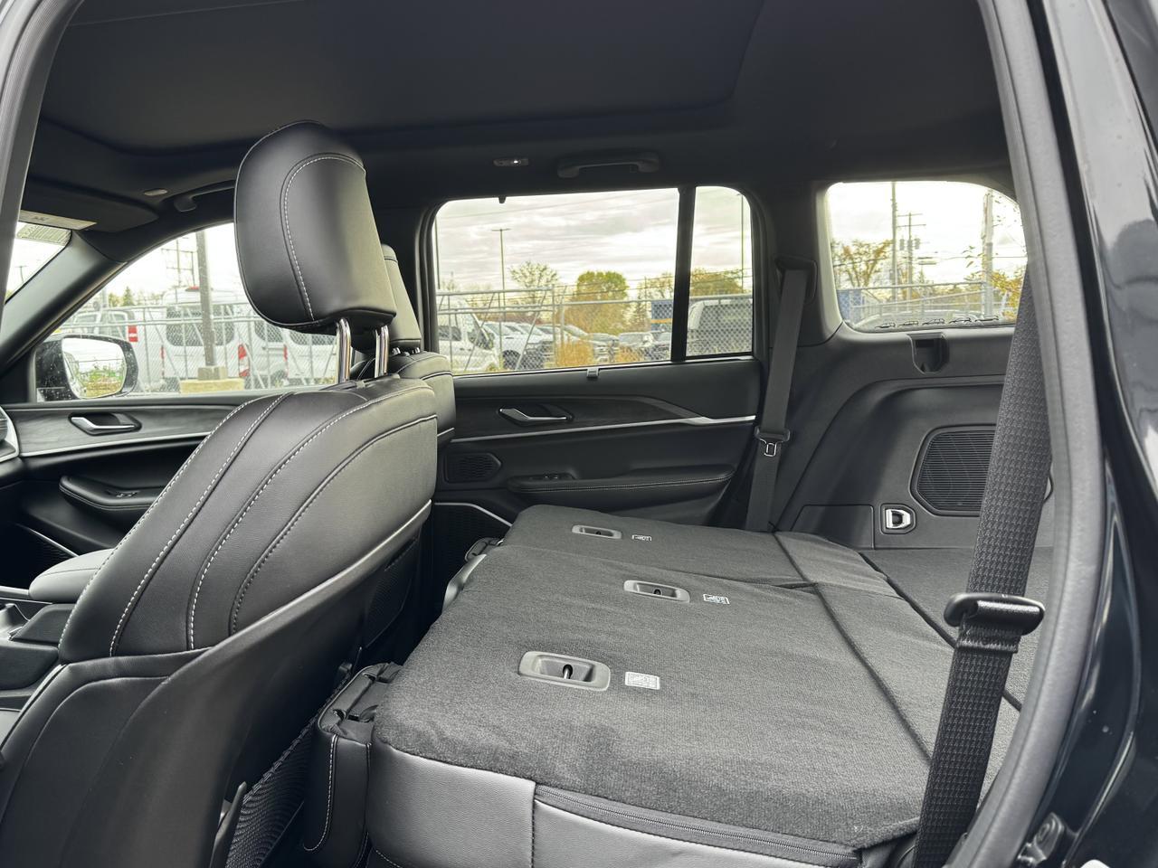 2025 Jeep Grand Cherokee Limited 4x4 | V6 | Luxury Tech | Pano Sunroof | NAV | Backup Camera Redwater AB