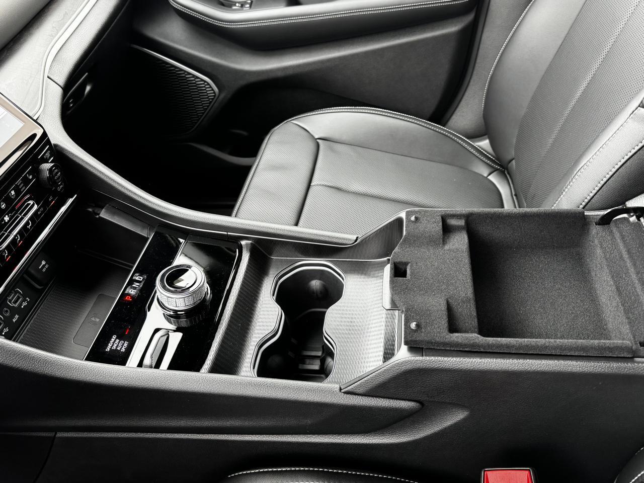 2025 Jeep Grand Cherokee Limited 4x4 | V6 | Luxury Tech | Pano Sunroof | NAV | Backup Camera Redwater AB