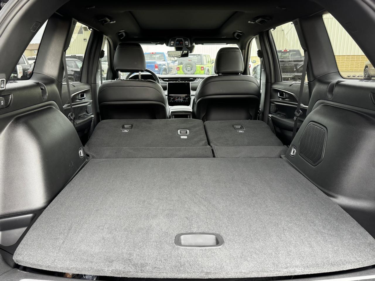 2025 Jeep Grand Cherokee Limited 4x4 | V6 | Luxury Tech | Pano Sunroof | NAV | Backup Camera Redwater AB