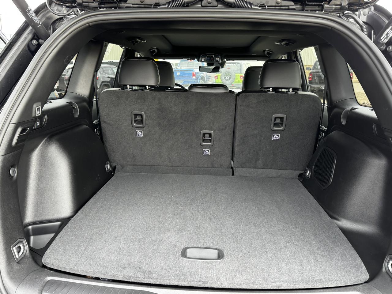 2025 Jeep Grand Cherokee Limited 4x4 | V6 | Luxury Tech | Pano Sunroof | NAV | Backup Camera Redwater AB