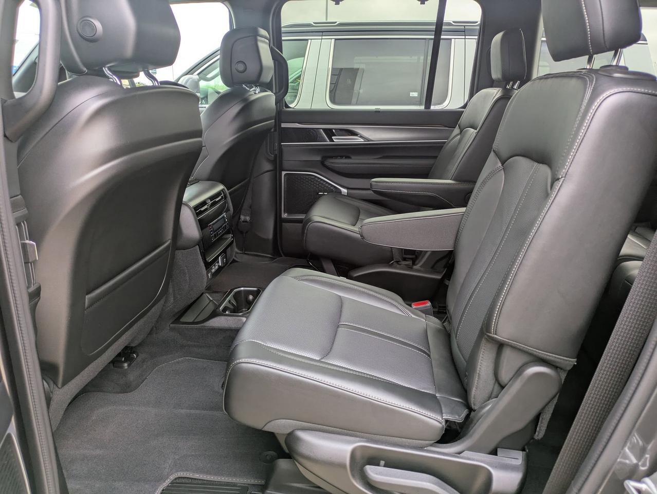 2025 Jeep Wagoneer Series II Carbide Castroville TX