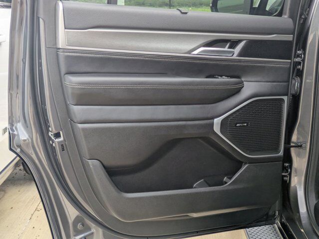 2025 Jeep Wagoneer Series II Carbide Castroville TX