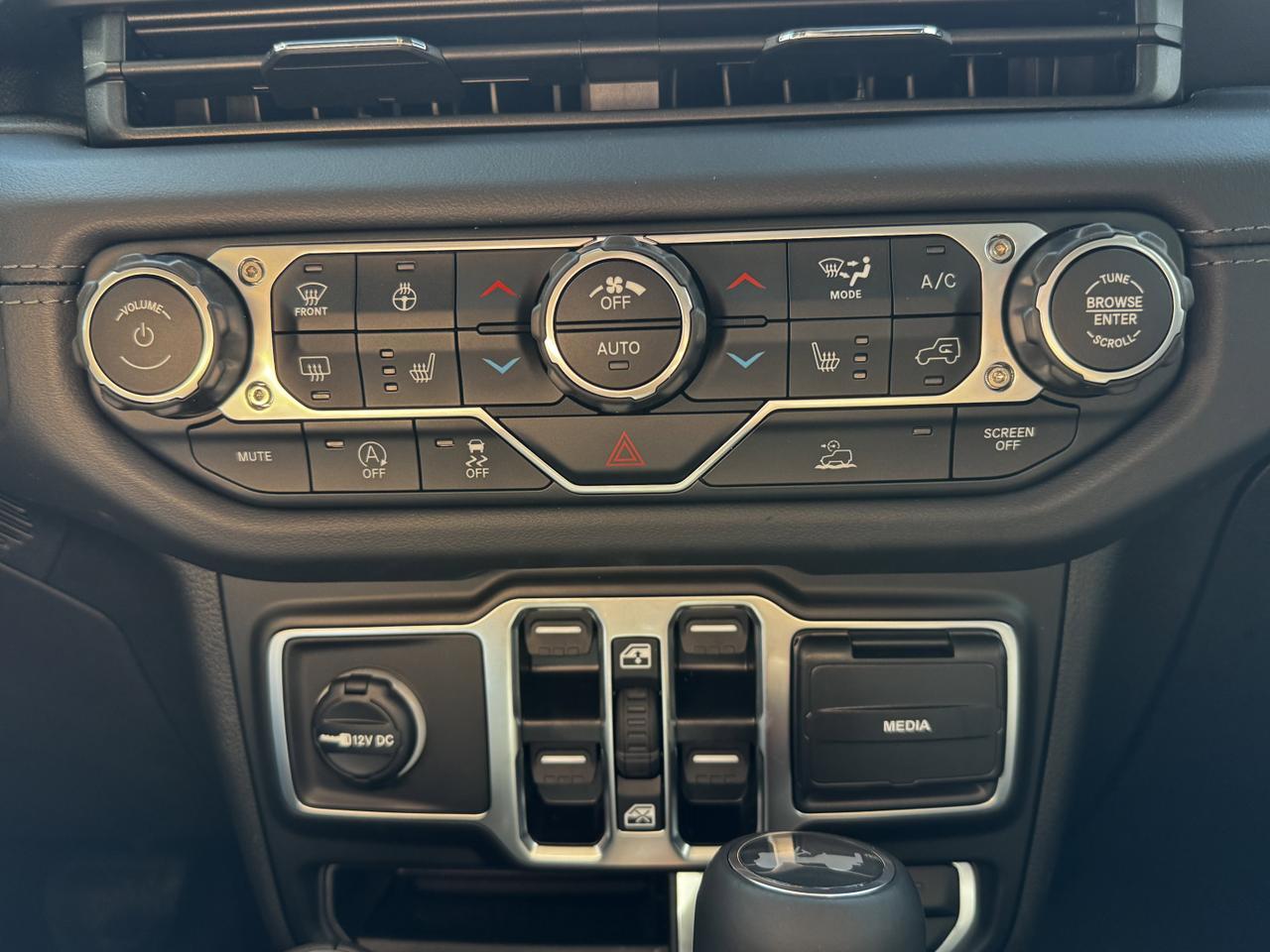 2025 Jeep Wrangler Sahara 4x4 | McKinley Seats | V6 | Remote Start | Backup Camera Redwater AB