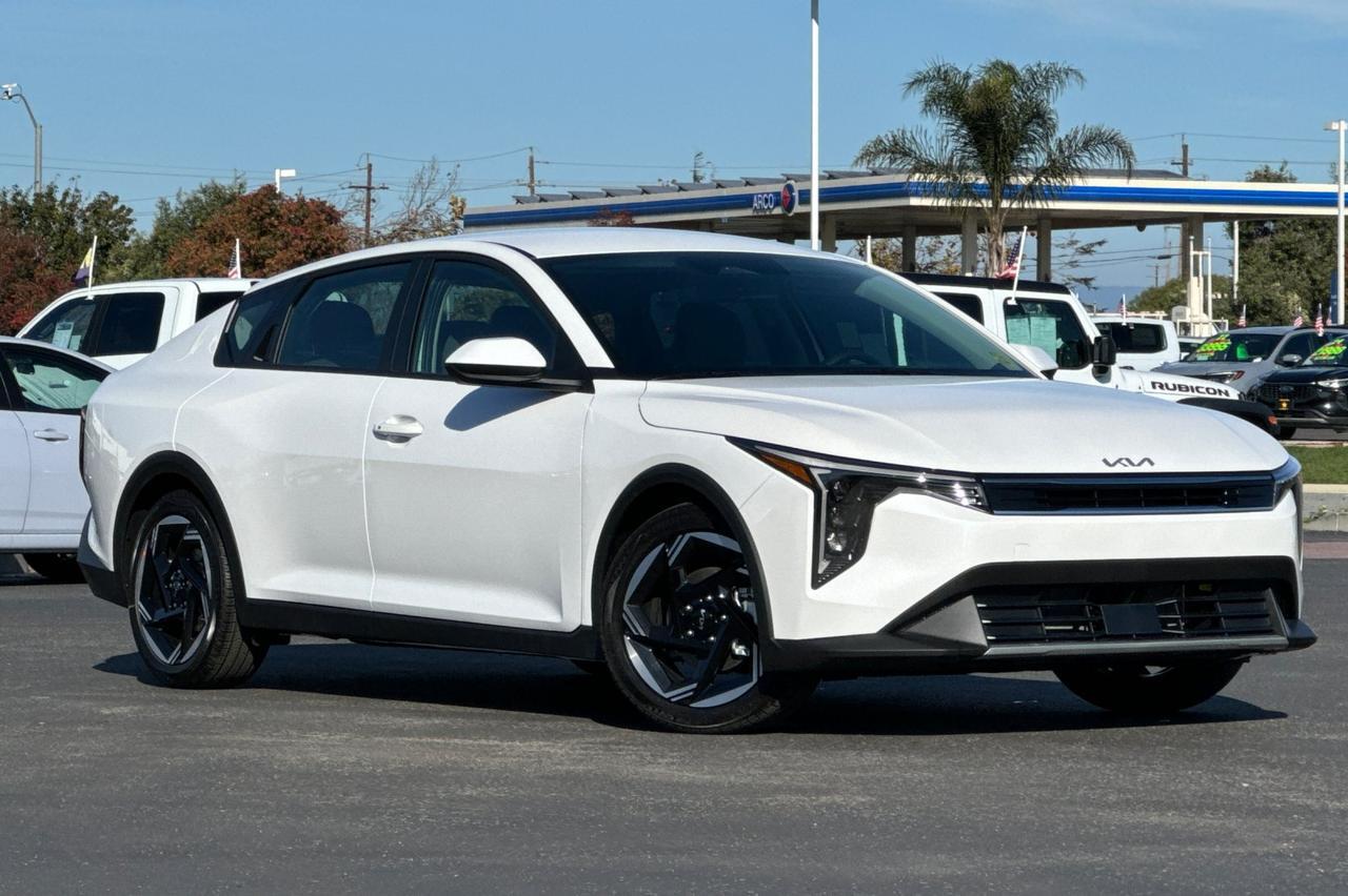 2025 Kia K4 EX photo 2