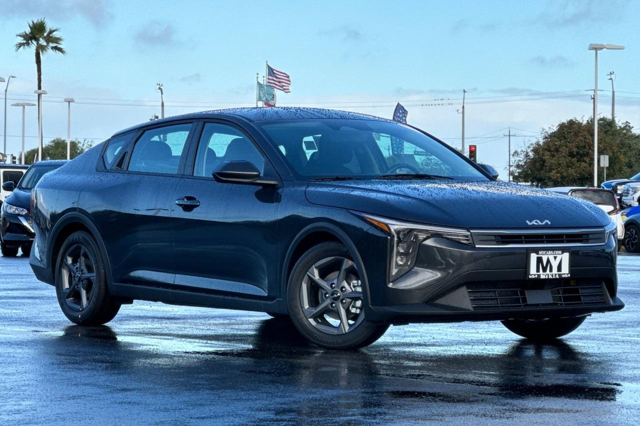 2025 Kia K4 LXS photo 2