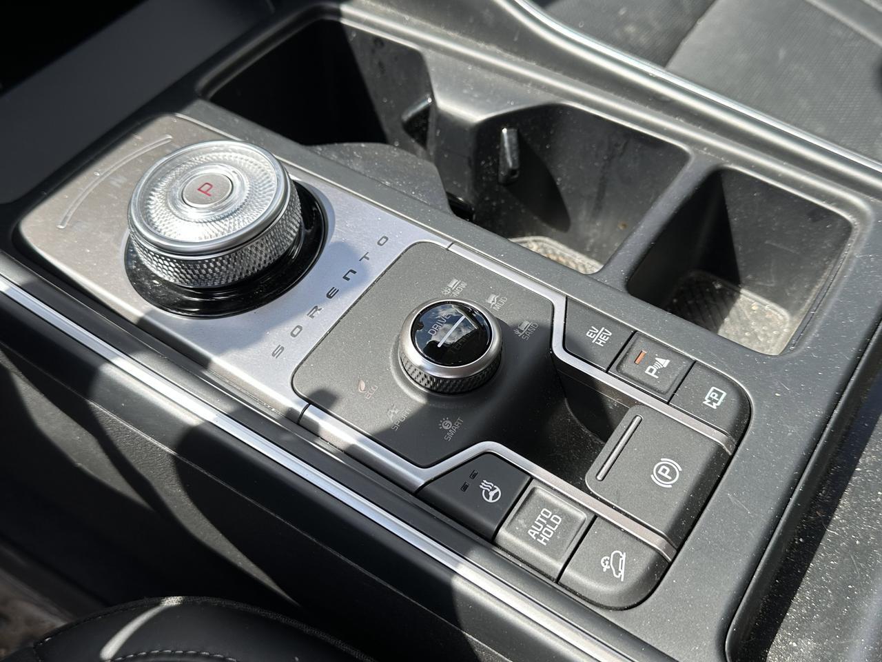 2025 Kia Sorento Plug-In Hybrid EX | Leather | Heated Seats | 3rd Row Seating | Low KM | One Owner | Clean Carfax Redwater AB