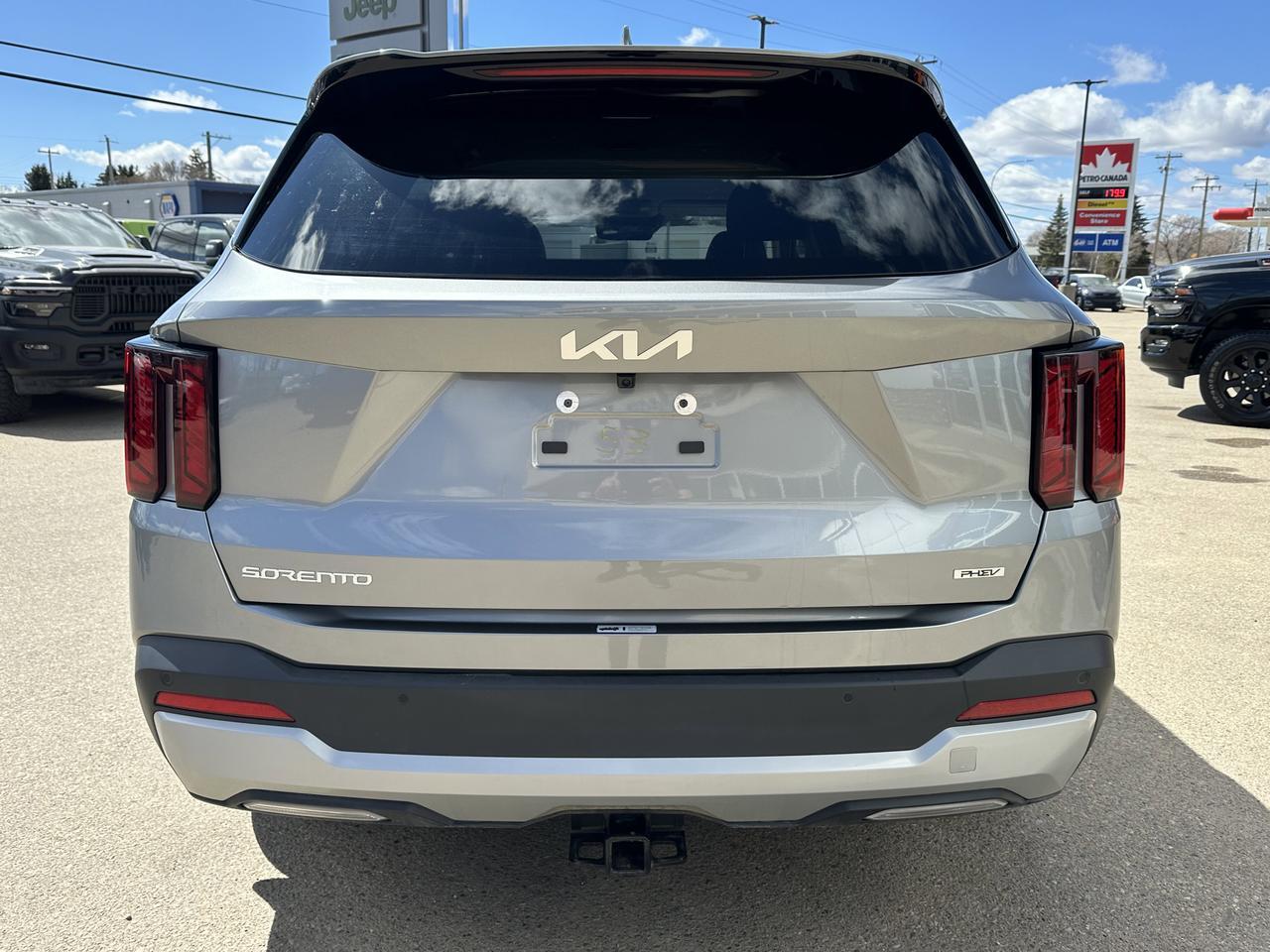 2025 Kia Sorento Plug-In Hybrid EX | Leather | Heated Seats | 3rd Row Seating | Low KM | One Owner | Clean Carfax Redwater AB