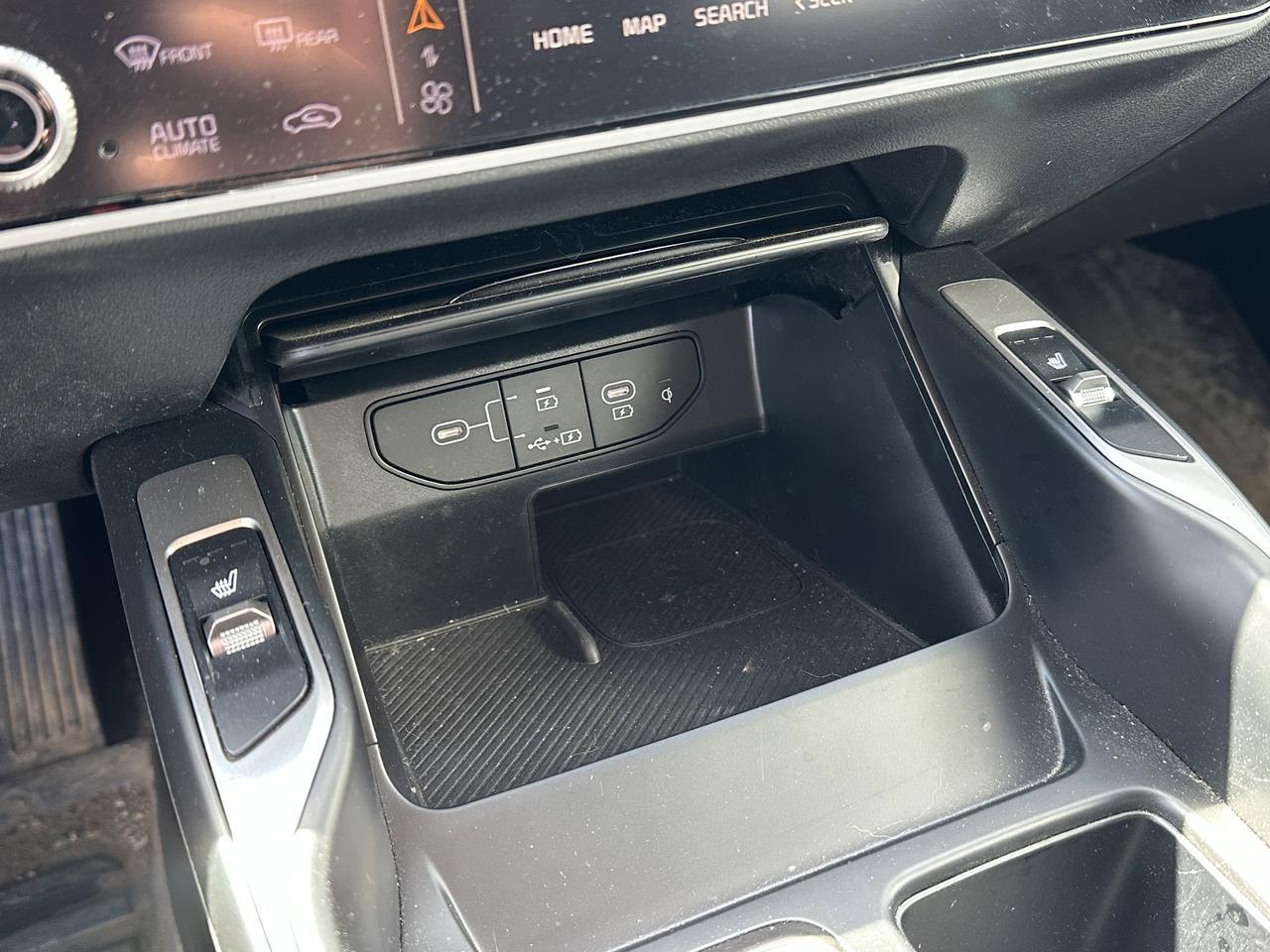2025 Kia Sorento Plug-In Hybrid EX | Leather | Heated Seats | 3rd Row Seating | Low KM | One Owner | Clean Carfax Redwater AB