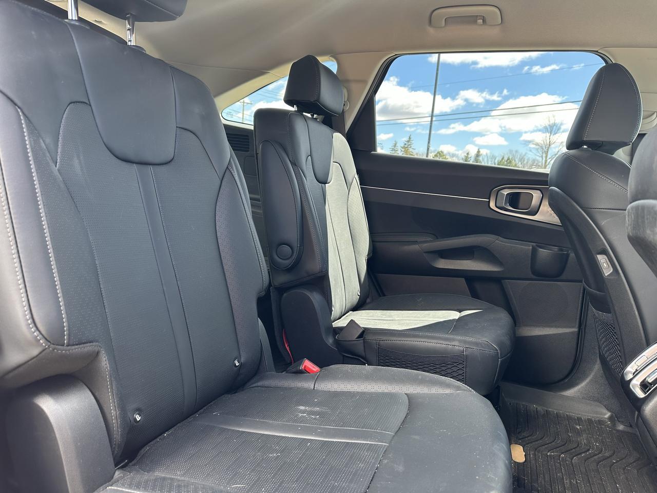 2025 Kia Sorento Plug-In Hybrid EX | Leather | Heated Seats | 3rd Row Seating | Low KM | One Owner | Clean Carfax Redwater AB