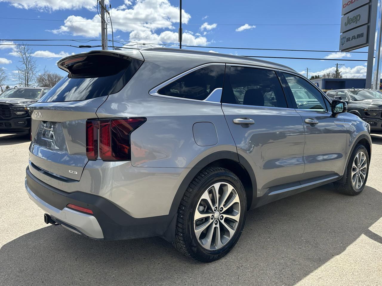 2025 Kia Sorento Plug-In Hybrid EX | Leather | Heated Seats | 3rd Row Seating | Low KM | One Owner | Clean Carfax Redwater AB