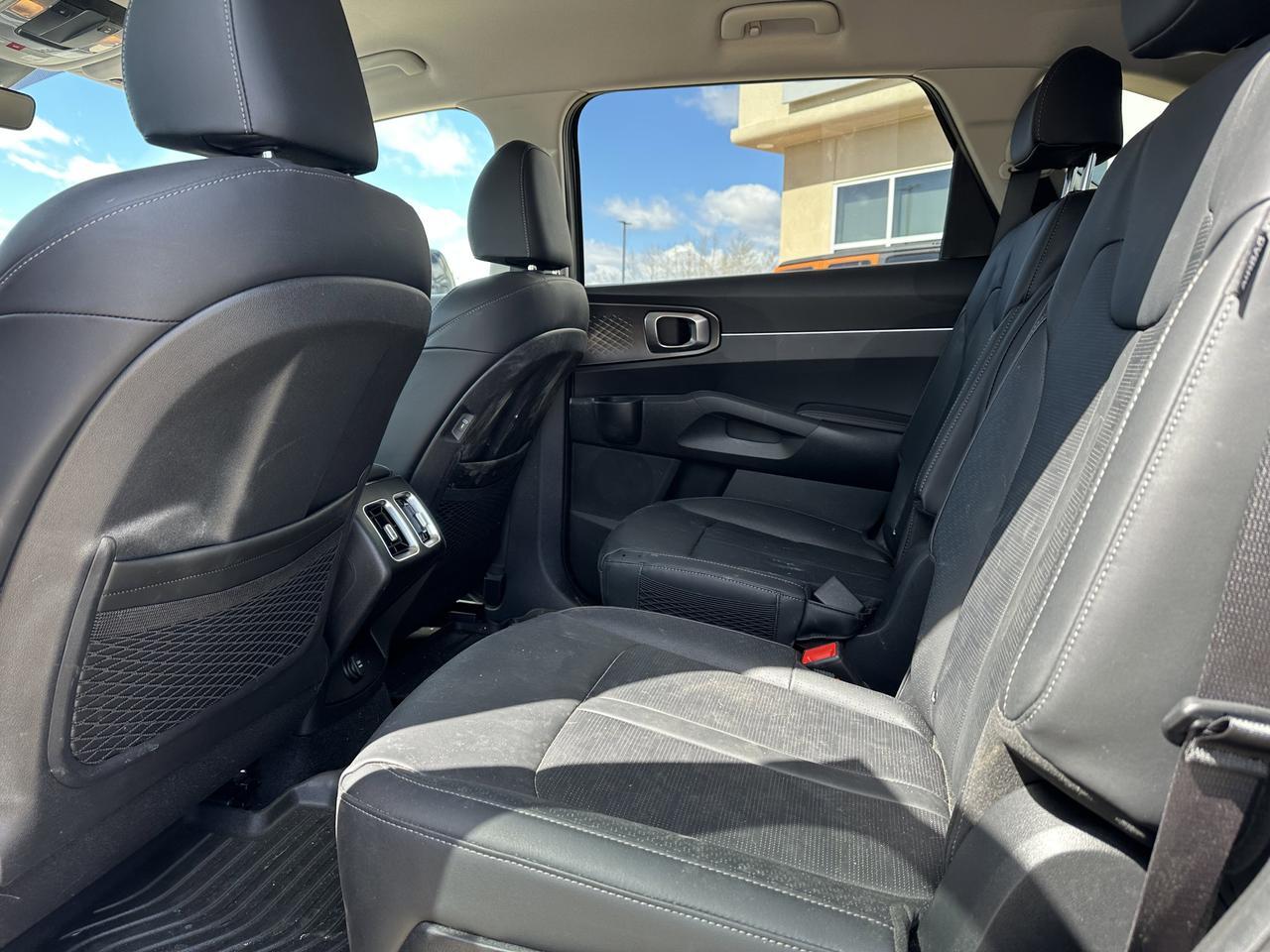 2025 Kia Sorento Plug-In Hybrid EX | Leather | Heated Seats | 3rd Row Seating | Low KM | One Owner | Clean Carfax Redwater AB