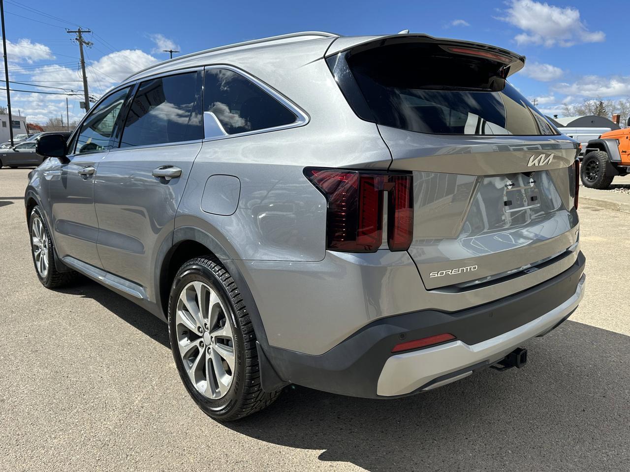 2025 Kia Sorento Plug-In Hybrid EX | Leather | Heated Seats | 3rd Row Seating | Low KM | One Owner | Clean Carfax Redwater AB