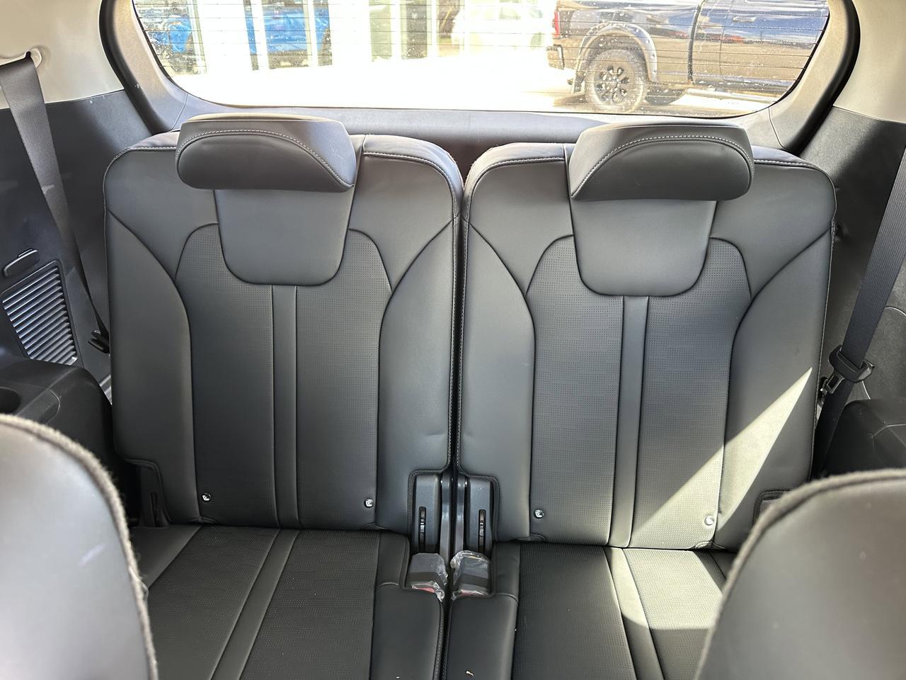 2025 Kia Sorento Plug-In Hybrid EX | Leather | Heated Seats | 3rd Row Seating | Low KM | One Owner | Clean Carfax Redwater AB