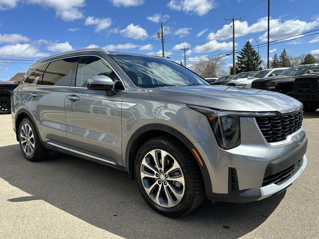 2025 Kia Sorento Plug-In Hybrid EX | Leather | Heated Seats | 3rd Row Seating | Low KM | One Owner | Clean Carfax Redwater AB