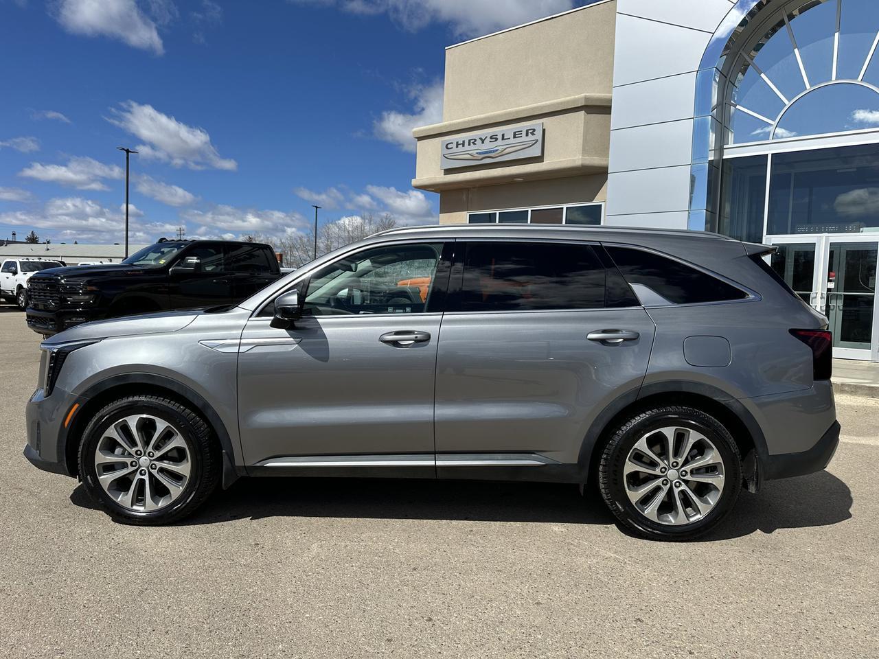 2025 Kia Sorento Plug-In Hybrid EX | Leather | Heated Seats | 3rd Row Seating | Low KM | One Owner | Clean Carfax Redwater AB