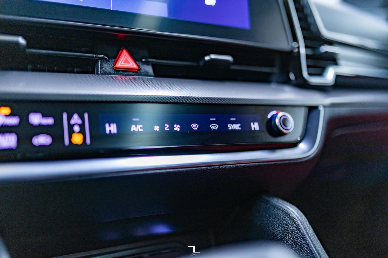 2025 Kia Sportage AWD EX Premium Leather Roof Nav BCam Red Deer AB