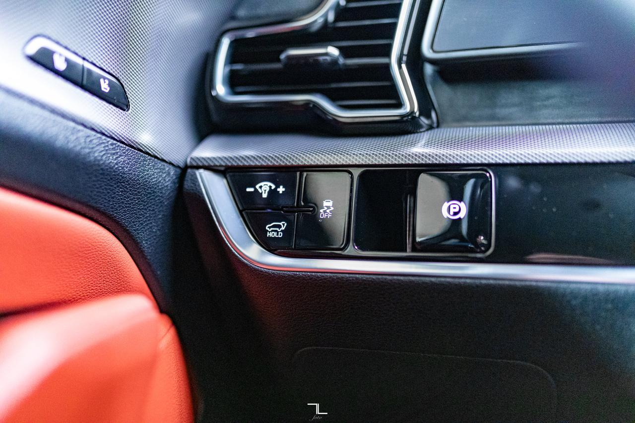 2025 Kia Sportage AWD EX Premium Leather Roof Nav BCam Red Deer AB