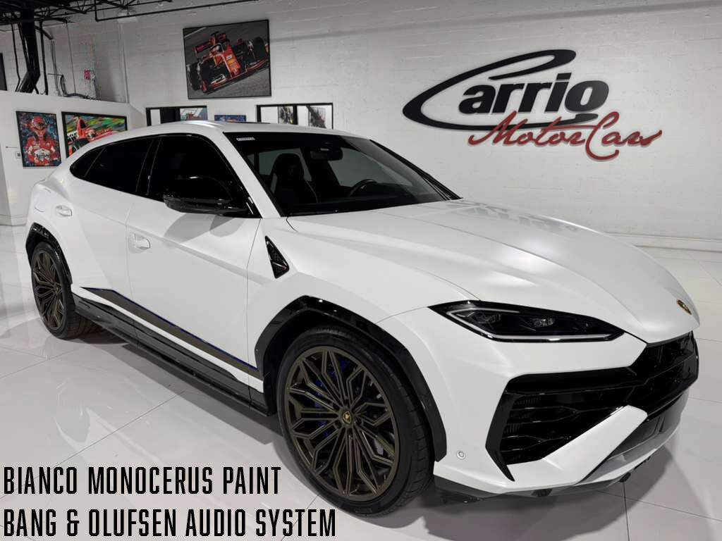 2025 Lamborghini Urus SE Bianco Monocerus paint, panoramic roof, Bang & Olufsen audio system AND MUCH MORE!!