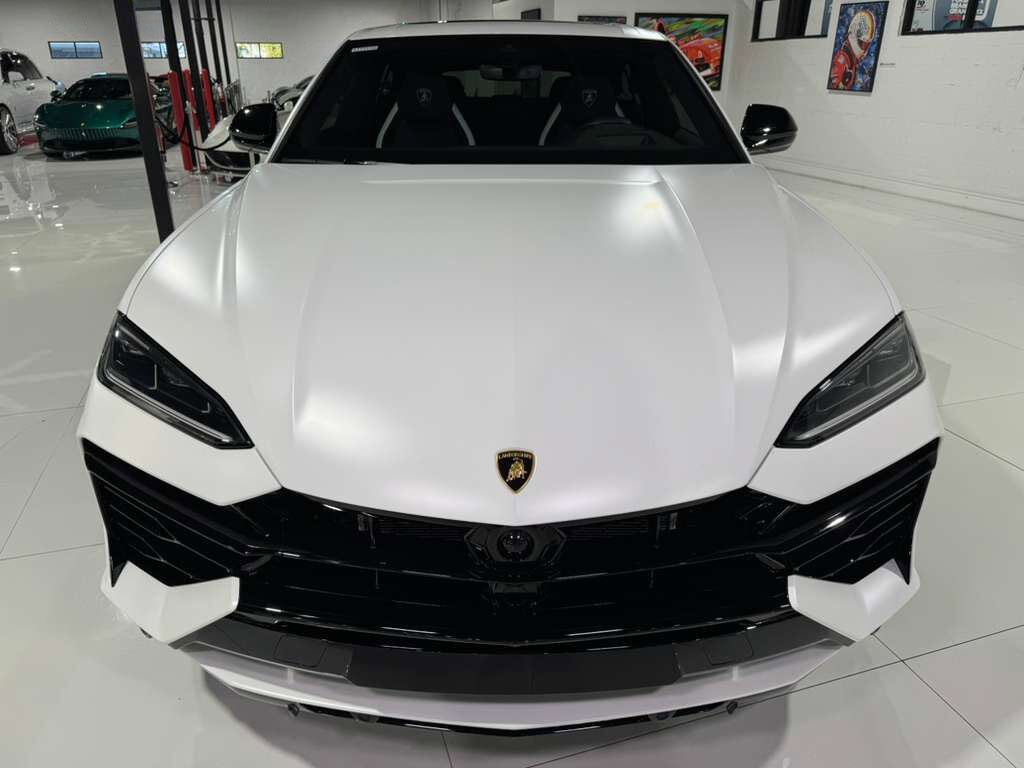 2025 Lamborghini Urus SE Bianco Monocerus paint, panoramic roof, Bang & Olufsen audio system AND MUCH MORE!!