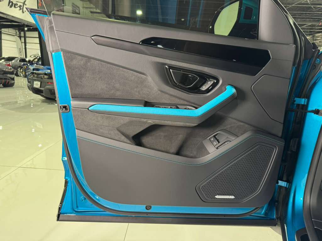 2025 Lamborghini Urus SE Blu Uranus paint,Sensonum audio system AND MUCH MORE!! Fort Lauderdale FL