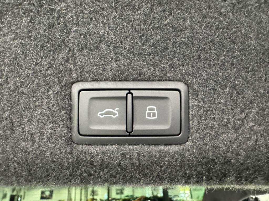 2025 Lamborghini Urus SE Blu Uranus paint,Sensonum audio system AND MUCH MORE!! Fort Lauderdale FL