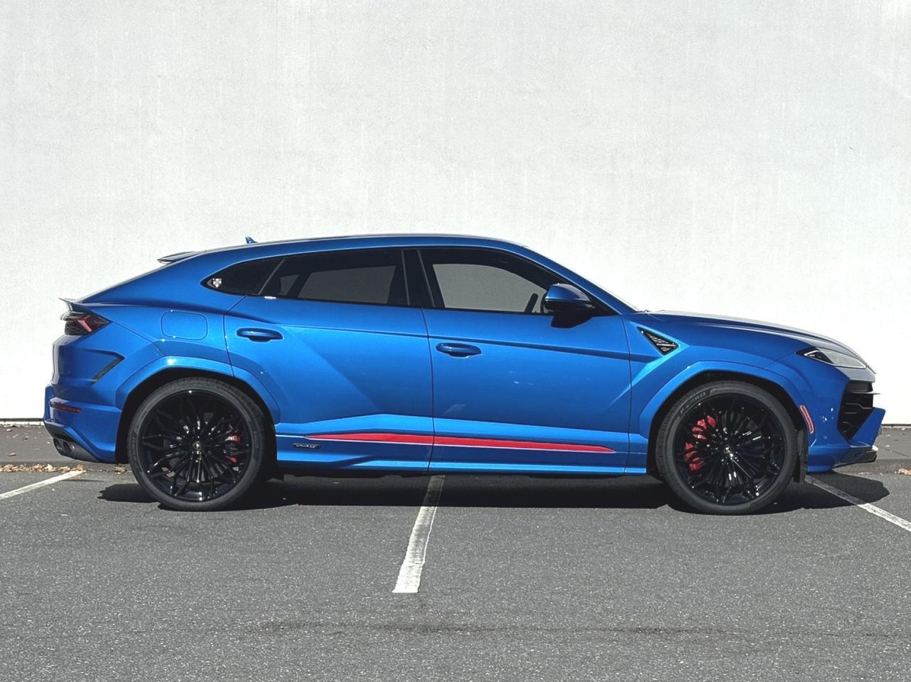 2025 Lamborghini Urus SE photo 2
