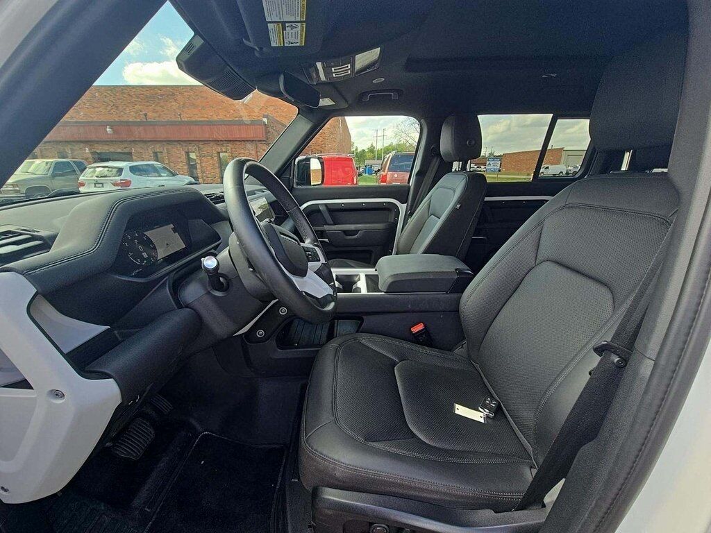 2025 Land Rover Defender 110 S photo 3