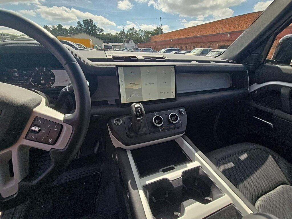 2025 Land Rover Defender 110 S photo 4