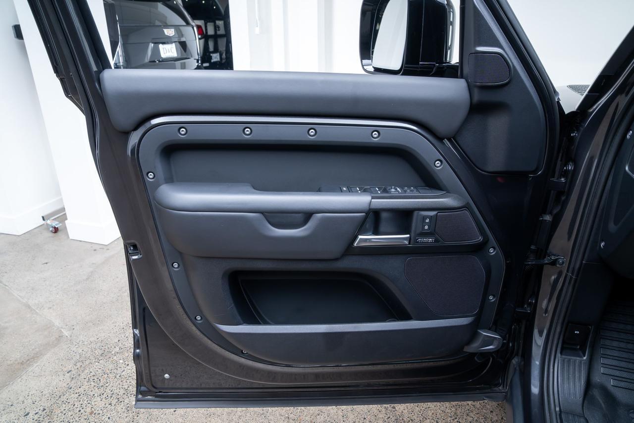 2025 Land Rover Defender 110 V8 Adaptive Suspension Moonroof Portland OR