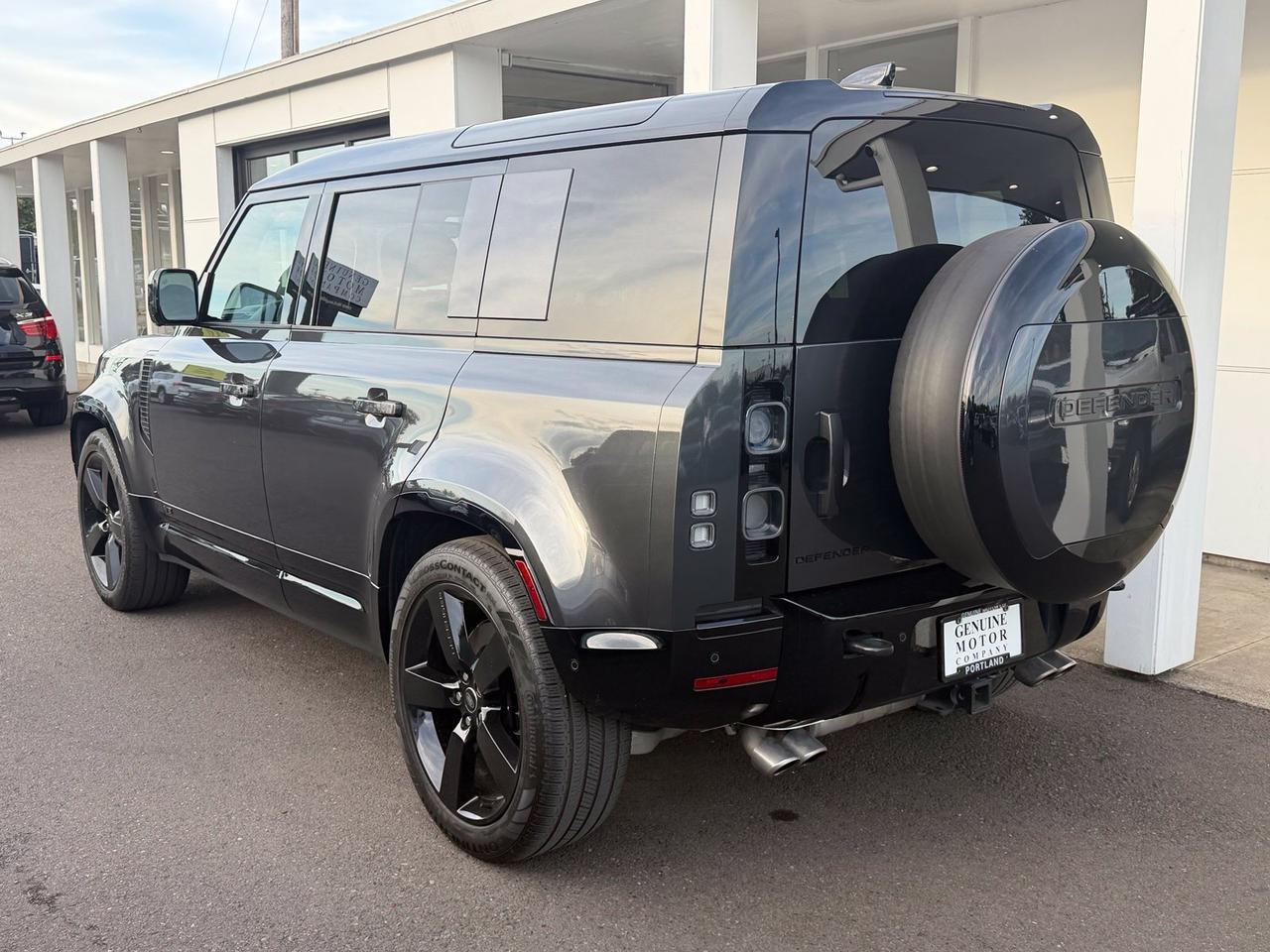 2025 Land Rover Defender 110 V8