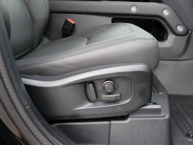 2025 Land Rover Defender 110 X-Dynamic SE Oshkosh WI