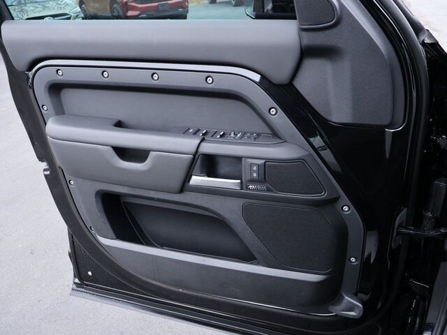 2025 Land Rover Defender 110 X-Dynamic SE v8 Oshkosh WI 2025 Land Rover Defender 110 X-Dynamic SE v8 Oshkosh WI