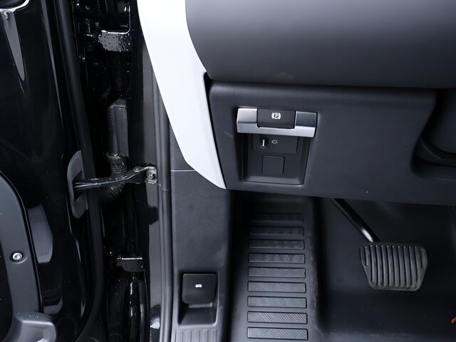 2025 Land Rover Defender 110 X-Dynamic SE v8 Oshkosh WI 2025 Land Rover Defender 110 X-Dynamic SE v8 Oshkosh WI