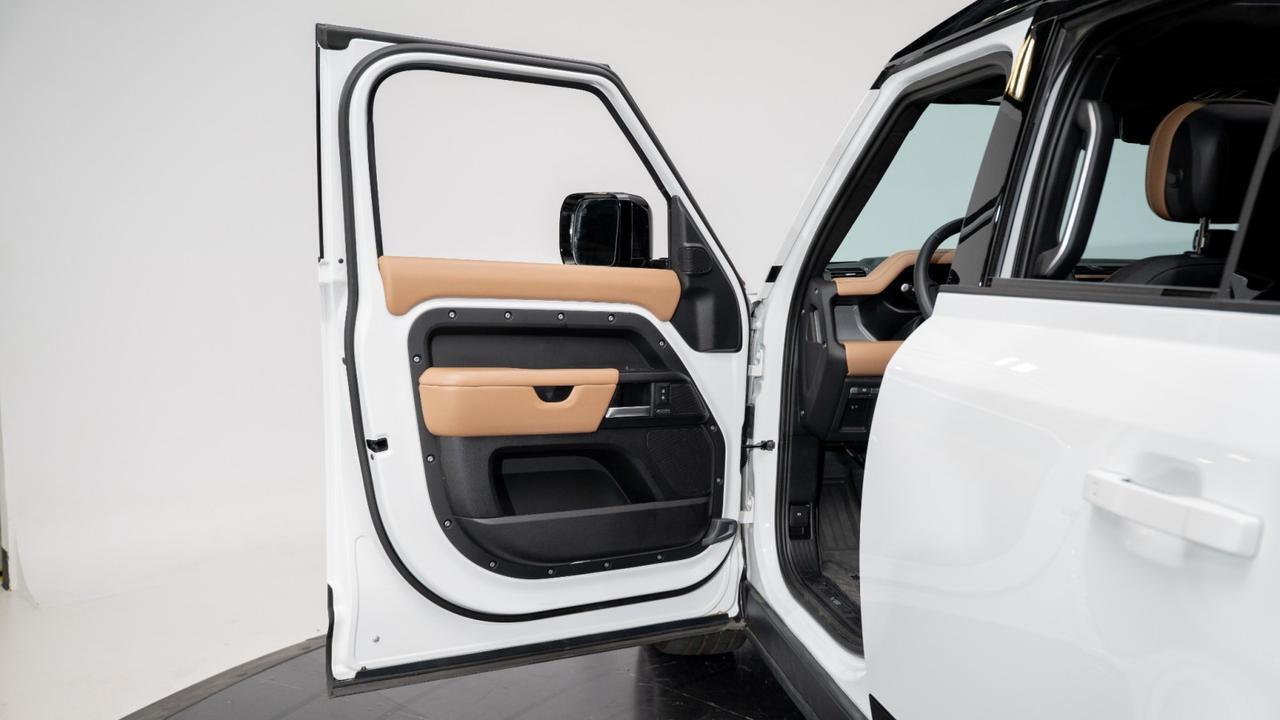 2025 Land Rover Defender 130 P500 w/ Extended Black Exterior Franklin TN