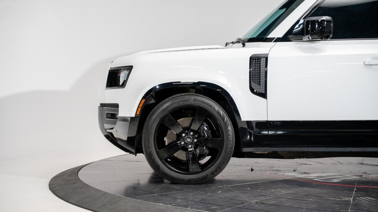 2025 Land Rover Defender 130 P500 w/ Extended Black Exterior Franklin TN